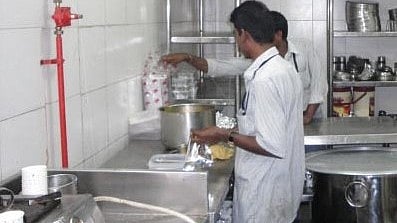 റെയില്‍വേ സ്റ്റേഷനില്‍ ചായയ്ക്ക് അമിതവില; 22000 രൂപ പിഴ