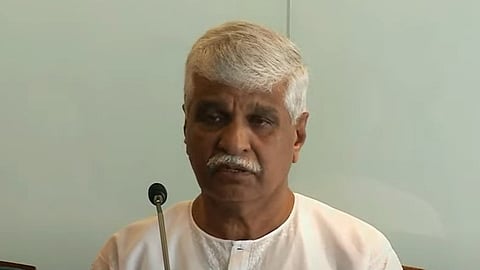 ജീവനക്കാര്‍ കുടുംബാംഗങ്ങളെപ്പോലെ;എല്ലാ സഹായവും നല്‍കും; വാര്‍ത്താസമ്മേളനത്തിനിടെ പൊട്ടിക്കരഞ്ഞ് കെജി എബ്രഹാം