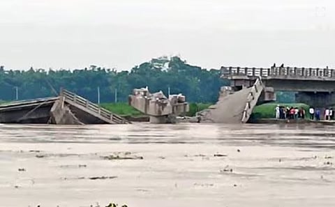 ചെലവഴിച്ചത് 12 കോടി, ഉദ്ഘാടനത്തിന് മുമ്പേ ബിഹാറില്‍ പാലം തകര്‍ന്നു-വീഡിയോ