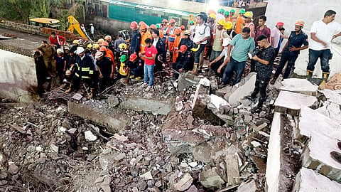 gujarat building collapsed