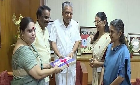 ഹേമ കമ്മീഷന്‍ റിപ്പോര്‍ട്ട് മുഖ്യമന്ത്രിക്ക് കൈമാറുന്നു