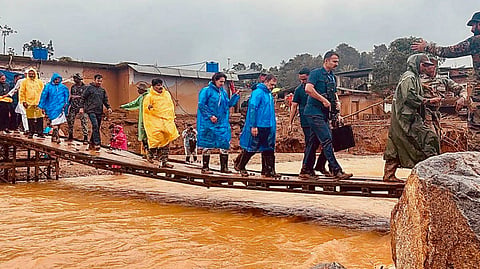 Congress leader Rahul Gandhi, Priyanka visit landslide-hit spot in Wayanad .