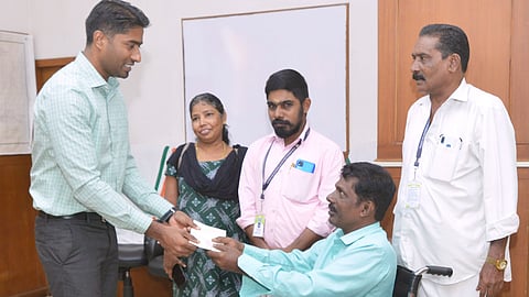 മുഖ്യമന്ത്രിയുടെ ദുരിതാശ്വാസ നിധിയിലേക്കുള്ള തുക കലക്ടര്‍ക്ക് കൈമാറുന്നു