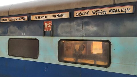 alappuzha dhanbad express smoke 