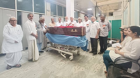 സീതാറാം യെച്ചൂരിയുടെ മൃതദേഹം ആശുപത്രിക്ക് കൈമാറാനായി എത്തിയപ്പോള്‍ 