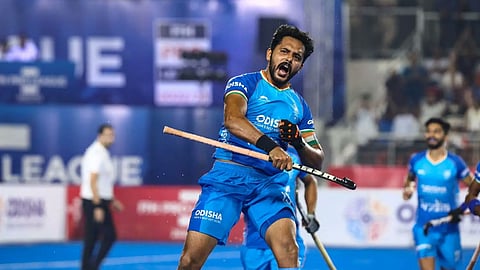 India storm into final 