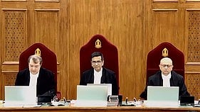 സുപ്രീംകോടതി ചീഫ്ജസ്റ്റിസും ജഡ്ജിമാരും വിചാരണ കേള്‍ക്കുന്നു
