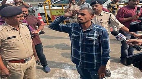 man salutes tricolour 21 times with 'Bharat Mata ki jai' slogan at police station .
