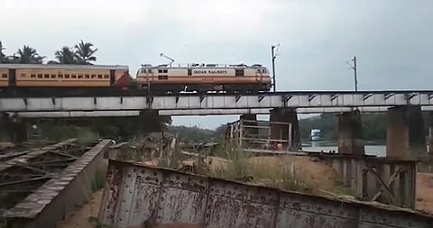 'അവരെ കണ്ടത് വളവു തിരിഞ്ഞപ്പോൾ, പലതവണ ഹോണ്‍ അടിച്ചു': രക്ഷപ്പെടാൻ ഓടിയത് ട്രെയിൻ വന്ന ദിശയിലേക്ക്