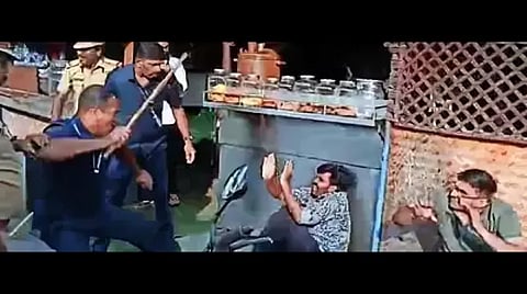 Pinarayi Vijayan's Gunman beating youth congress men while protesting at nava kerala sadas