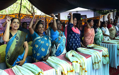 കുടിയിറക്ക് ഭീഷണി നേരിടുന്നവര്‍ സമരപ്പന്തലില്‍ 