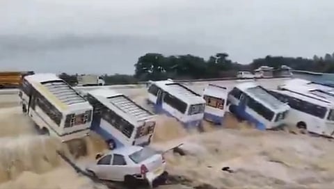  vehicles parked on the road at Uthangarai bus stand