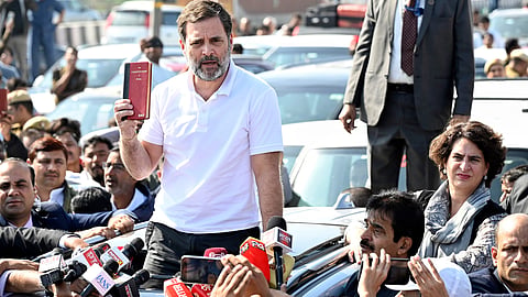 Police stopped Rahul Gandhi and Priyanka Gandhi Vadra   at  Ghazipur border
