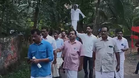 മാടായി കോളജിലെ നിയമന വിവാദം: എം കെ രാഘവന്റെ വീട്ടിലേക്ക് കോണ്‍ഗ്രസ് പ്രവര്‍ത്തകരുടെ പ്രതിഷേധ മാര്‍ച്ച് 