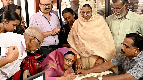 എസ്എംഎ നിയമപ്രകാരം വിവാഹം രജിസ്റ്റര്‍ ചെയ്യുന്ന നെജുവും ഇസ്മയിലും
