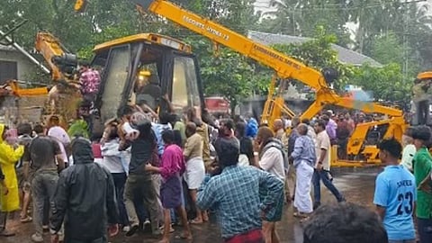 four children death in accident; Locals protest by blocking vehicular traffic