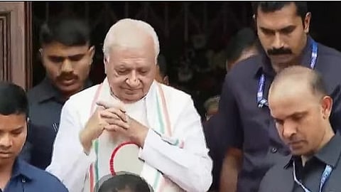 സെനറ്റ് ഹാളില്‍ നിന്നും ഗവര്‍ണര്‍ പുറത്തേയ്ക്ക് വരുന്നു
