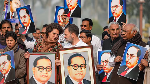 അമിത് ഷാ രാജിവെക്കണമെന്ന് ആവശ്യപ്പെട്ട് പാര്‍ലമെന്റ് വളപ്പിലെ കോണ്‍ഗ്രസ് പ്രതിഷേധത്തില്‍ നിന്ന്, മല്ലികാര്‍ജുര്‍ ഖാര്‍ഗെ,  പ്രിയങ്ക ഗാന്ധി, രാഹുല്‍ ഗാന്ധി എന്നിവര്‍ പ്രതിഷേധിക്കുന്നു