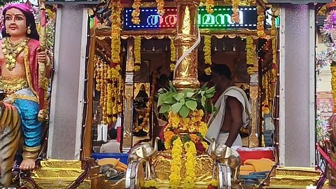 തങ്ക അങ്കി ഘോഷയാത്ര ആറന്‍മുള പാര്‍ഥസാരഥി ക്ഷേത്രത്തില്‍ നിന്ന് ശബരിമല സന്നിധാനത്തേയ്ക്ക് പുറപ്പെടുന്നു
