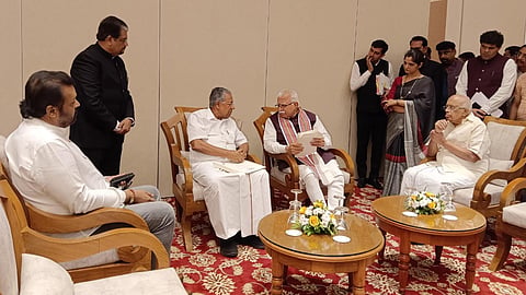 കേരളത്തിലെ വൈദ്യുതി മേഖലയുടെ പ്രവര്‍ത്തനം അവലോകനം ചെയ്യാനെത്തിയ കേന്ദ്ര ഊര്‍ജ ജലമന്ത്രി മനോഹര്‍ലാല്‍ ഖട്ടര്‍ പിണറായി വിജയനുമായി ചര്‍ച്ചയില്‍. കെഎസ്ഇബി ചെയര്‍മാന്‍ ബിജു പ്രഭാകര്‍, വൈദ്യുതി മന്ത്രി കെ കൃഷ്ണന്‍കുട്ടി, കേന്ദ്രമന്ത്രി സുരേഷ് ഗോപി എന്നിവര്‍ സമീപം

