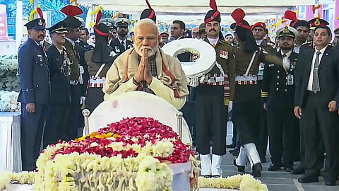 Narendra Modi pays his last respects to former Manmohan Singh during the latter's state funeral 