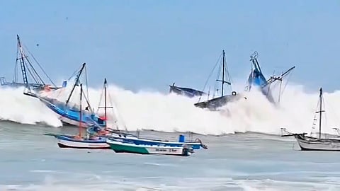 giant waves peru