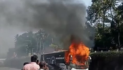 കഴക്കൂട്ടത്ത് ഓടിക്കൊണ്ടിരുന്ന ബസ്സിന് തീപിടിച്ചു; യാത്രക്കാരെ സുരക്ഷിതമായി പുറത്തിറക്കി