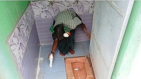 ടോയ്‌ലറ്റ് വൃത്തിയാക്കുന്ന പെണ്‍കുട്ടി
