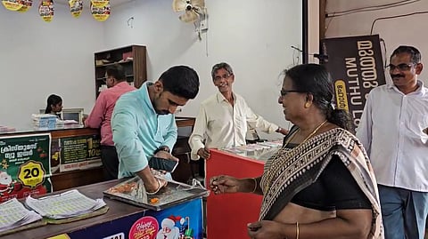 'ബംപര്‍ അടിച്ചേ, ഭയങ്കര ഹാപ്പി'; ഒരു കോടിക്ക് മുകളില്‍ സമ്മാനം ആദ്യം, ആഘോഷമാക്കി കണ്ണൂര്‍