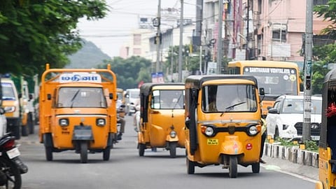 ബസ് കാത്ത് നിന്ന യാത്രക്കാരിയെ ഓട്ടോറിക്ഷയിലേയ്ക്ക് വലിച്ചിട്ടു പീഡിപ്പിച്ചു, പ്രതികള്‍ക്കായി തിരച്ചില്‍
