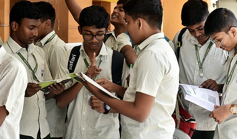 ചേര്‍ത്തുപിടിക്കുമ്പോള്‍ കൈ മുറുകുന്നുവോ?
