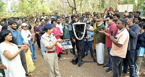 മുംത ചിത്രീകരണത്തില്‍ കാസറഗോഡ് എസ് പി ആദ്യ ക്ലാപ് നല്‍കുന്നു
