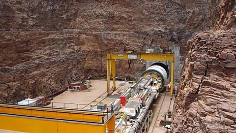 8 workers feared trapped 