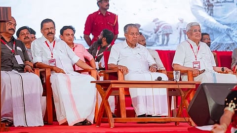 സമാപന വേദിയിൽ കെഎൻ ബാല​ഗോപാൽ, എംവി ​ഗോവിന്ദൻ, പ്രകാശ് കാരട്ട് എന്നിവർക്കൊപ്പം പിണറായി വിജയൻ