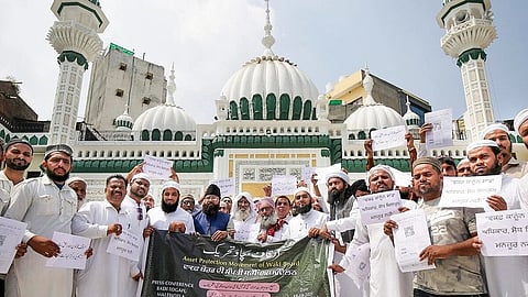 വഖഫ് ഭേദഗതി: രാജ്യവ്യാപക പ്രക്ഷോഭത്തിന് മുസ്ലിം വ്യക്തിനിയമ ബോര്‍ഡ്; ഭരണഘടനയ്ക്കെതിരായ ആക്രമണമെന്ന് കോണ്‍ഗ്രസ്