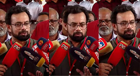 ജോണ്‍ ബ്രിട്ടാസ് മാധ്യമങ്ങളോടു സംസാരിക്കുന്നു


