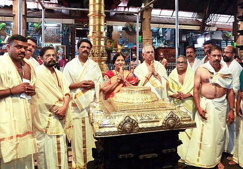 ഗവര്‍ണര്‍ രാജേന്ദ്ര ആര്‍ലേക്കറും പത്‌നിയും ഗുരുവായൂരില്‍ ദര്‍ശനം നടത്തുന്നു
