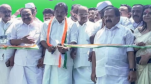 'കല്ലിന് കാറ്റുപിടിച്ച പോലെ കെ സി അബു'; ഡിസിസി ഓഫീസ് ഉദ്ഘാടന ചടങ്ങില്‍ 'കത്രികാ സ്ഥാനത്തിന്' നേതാക്കളുടെ ഉന്തും തള്ളും -വിഡിയോ