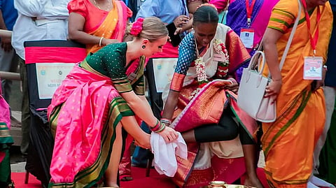 Indian women help Miss World contestants wash their feet, 