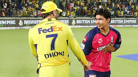 Dhoni pats him on the shoulder,video