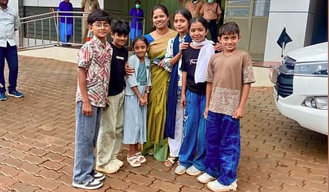 Wayanad District Collector Meghashree D R with school children 
