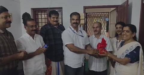 Uthrada Kizhi presented to Chazhoor Kovilakam in Chalakudy