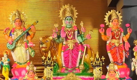 Bommala Koluvu