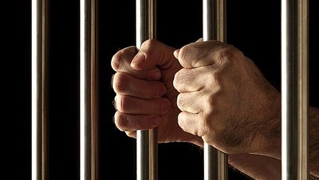 Remand prisoner breaks the arms of jail officials