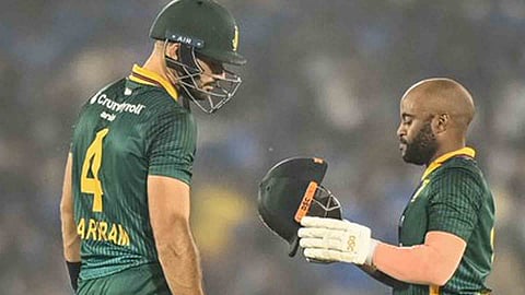 South Africa defeated India by four wickets in a high-scoring second ODI 