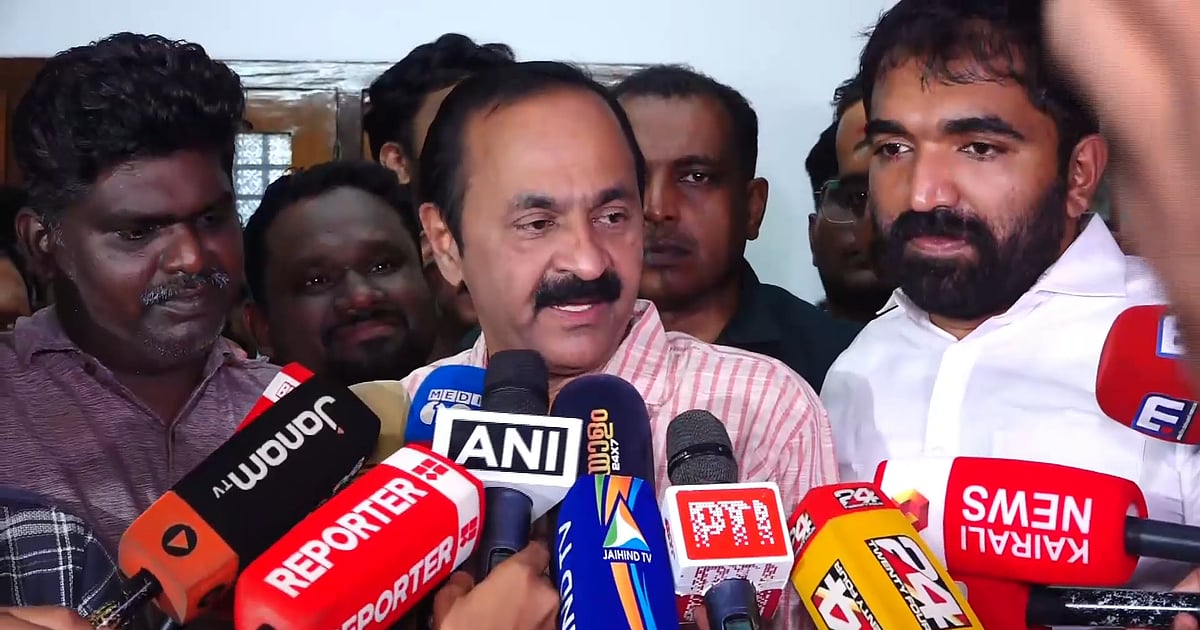 നിയുക്ത മുഖ്യമന്ത്രി വിഡി സതീശന് ശ്രീപദ്മനാഭ സ്വാമി ക്ഷേത്രത്തിലും ഉമ്മന്ചാണ്ടിയുടെ വസതിയിലും സന്ദര്ശനം നടത്തി