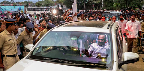 Is the Chief Minister allowed to travel in the front seat? What does the law say?