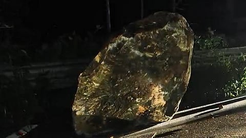 huge rock fell on top of a KSRTC bus running in Idukki