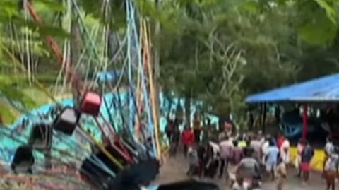 Amusement park giant wheel collapses 
