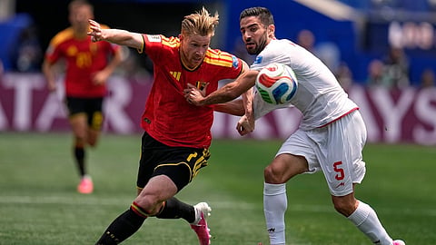 Belgium's Kevin De Bruyne (7), left, fights for the ball with Iran's Milad Mohammadi (5)during the World Cup Group G soccer match between Belgium and Iran 